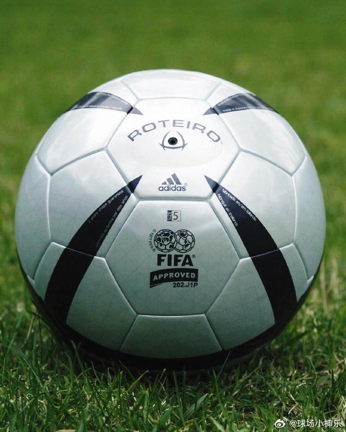 家庭聚会观看球赛场景